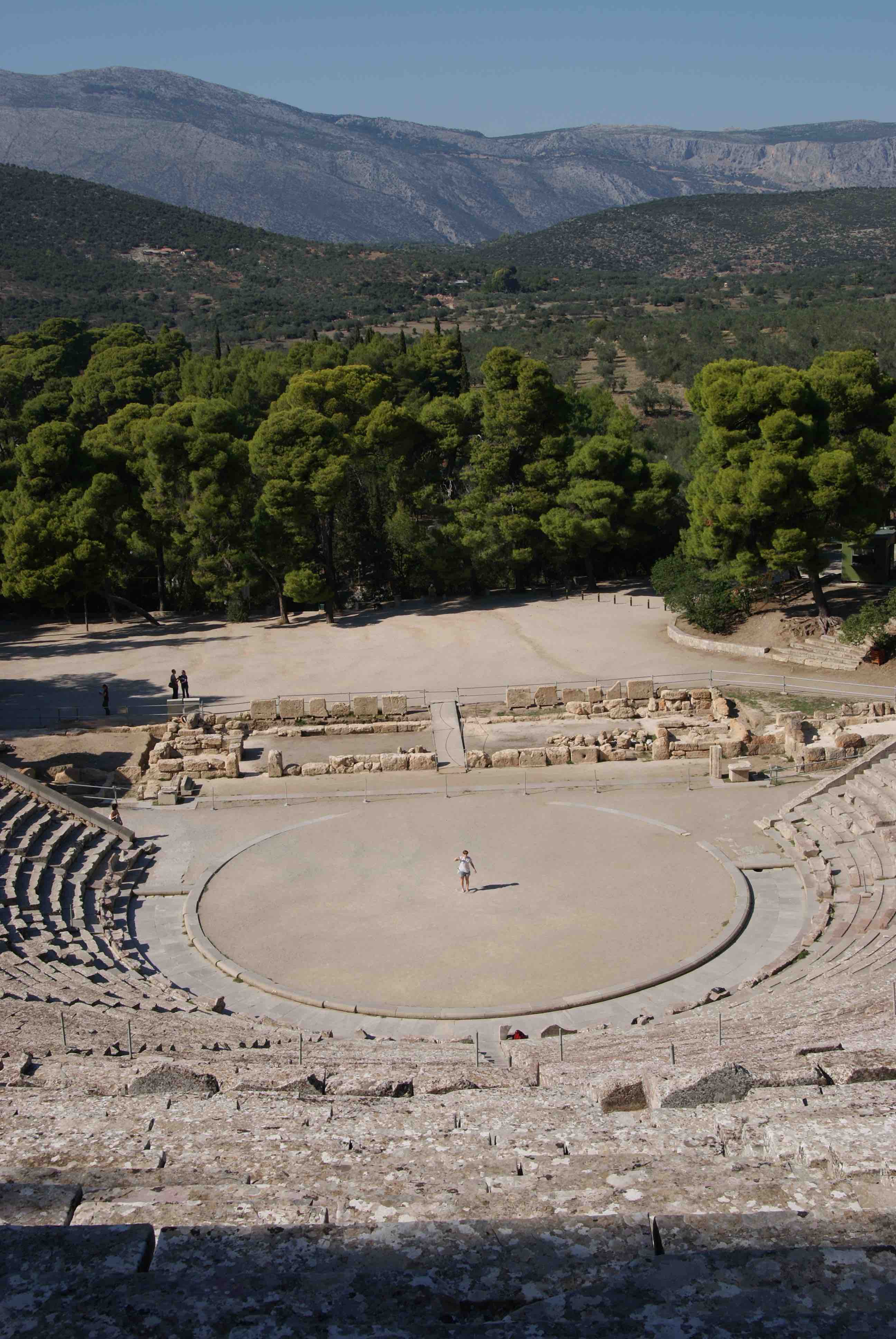 Epidauros Theater in Natur gebettet, B&uuml;hne 190 Grad. Photo md