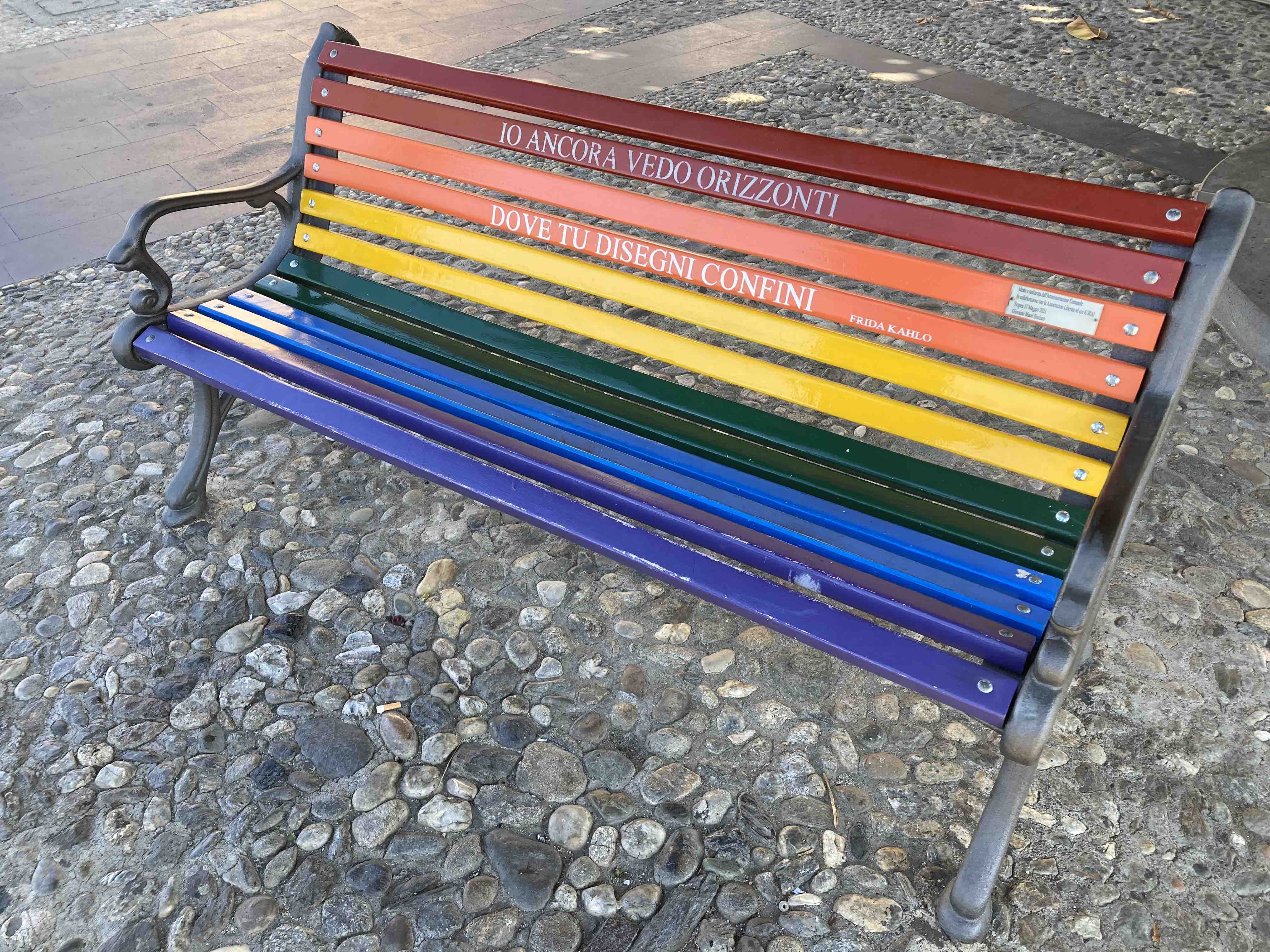 "Ich sehe noch Horizonte, wo Du schon Grenzen ziehst." Diktum von Frida Kahlo auf einer Bank in Tropea, Kalabrien/ Italien.