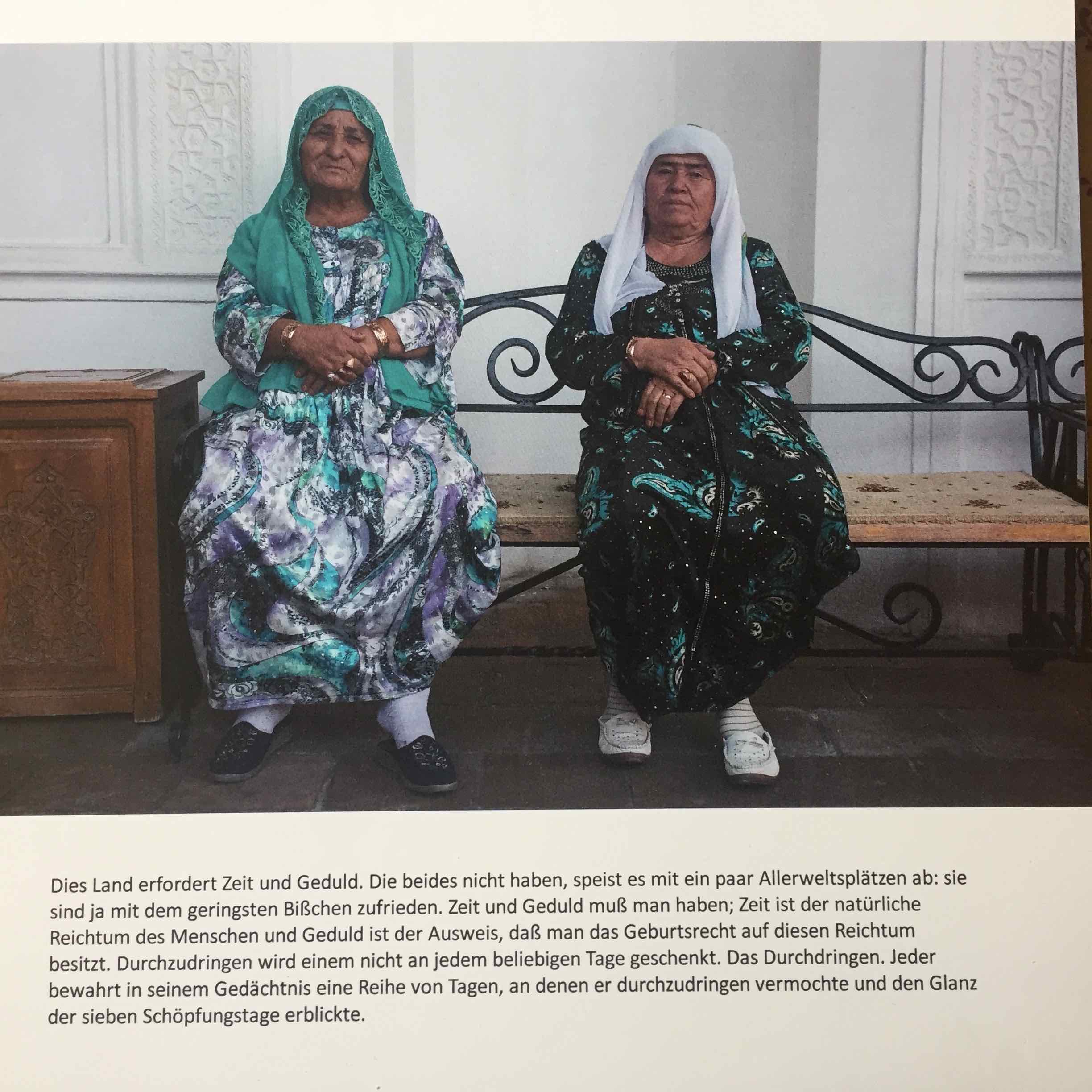 Photo: J. Polak. Worte: aus Erhart K&auml;stner, &Ouml;lberge Weinberge.
<p class="h6 entryImageCaption">&nbsp;</p>
<p class="h6 entryImageCaption">Mehr zu Medium und mediopassiv finden Sie am 9. September 2022</p>